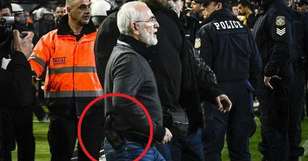 ivan savvidis carrying a gun on the pitch