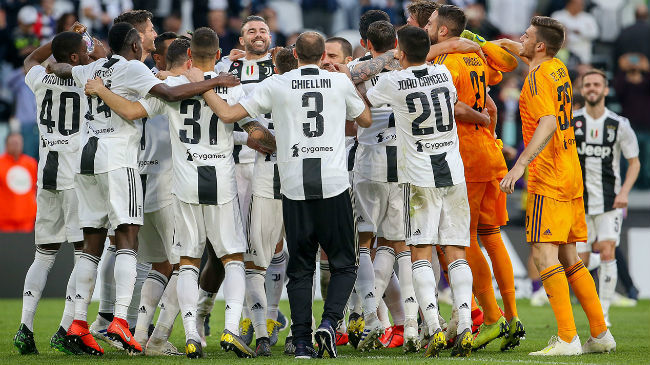 juventus celebrating their league tittle