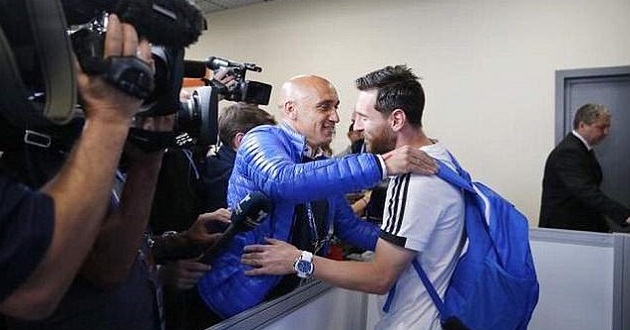 leo messi and journalist