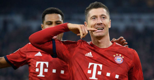 lewandowski celebrates scoring his second goal