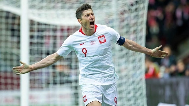 lewandowski celebrating a goal