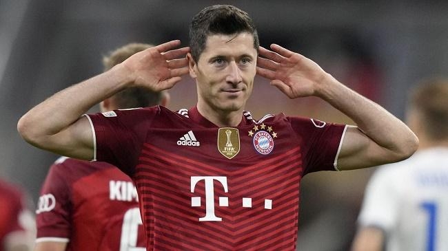 lewandowski strikes double over dynamo kyiv