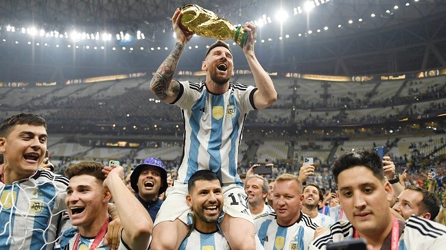 lionel messi argentina trophy 2022