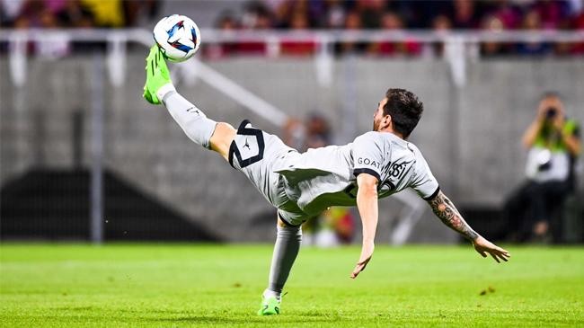 lionel messi bycycle kick