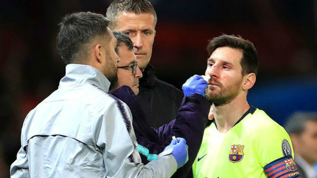 lionel messi left bloodied nose smalling half old trafford