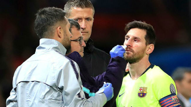 lionel messi left bloodied nose smalling half old trafford