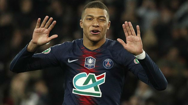 mbappe celebrates goal for psg