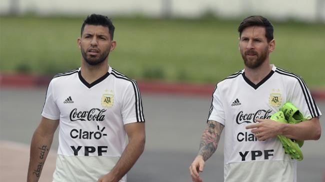 messi and aguero 4
