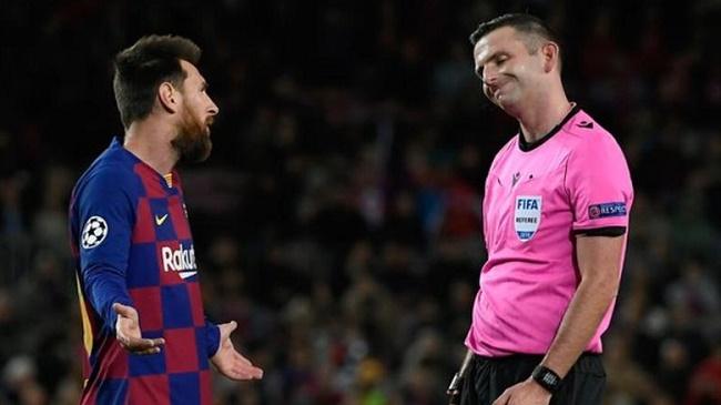 messi protests to the referee