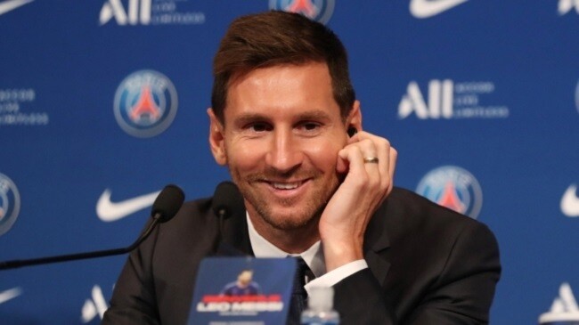 messi talking with press at psg