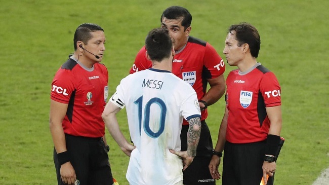 messi talking with referee