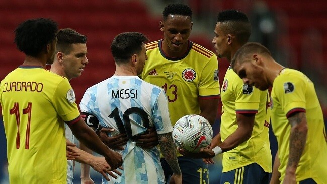 messi with colombian footballers