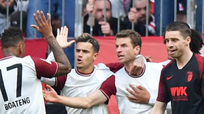 muller celebrates a goal with teammates