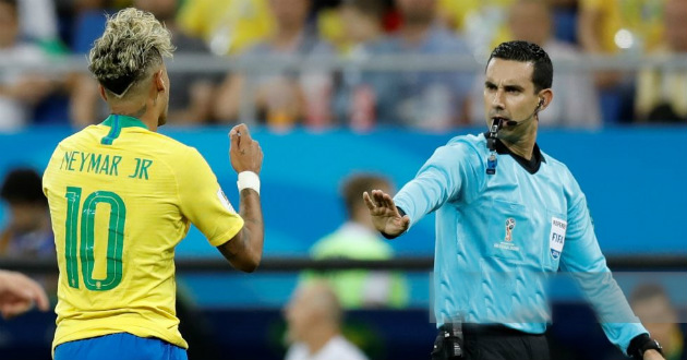 neymar exchanging words with referee