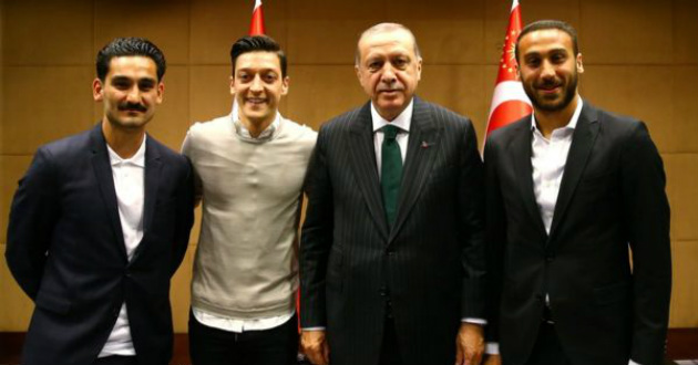 ozil and gondugan posed with erdogan