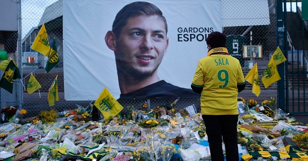 pay respects to emiliano sala