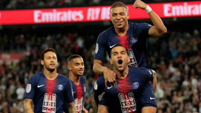 psg celebrate mbappe goal