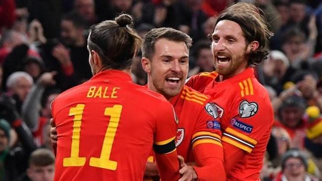 ramsey celebrates his goal with teammates