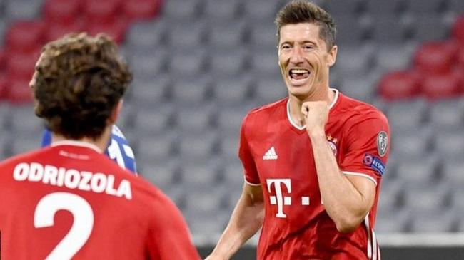 robert lewandowski celebrates another goal