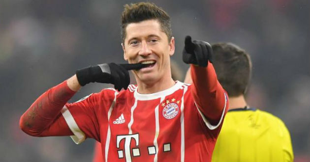 robert lewandowski celebrates his goal