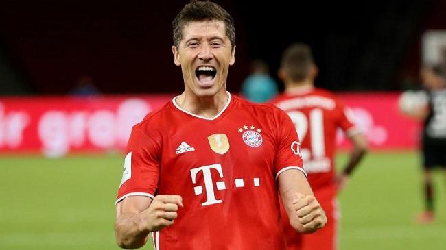 robert lewandowski celebrates his goal 2