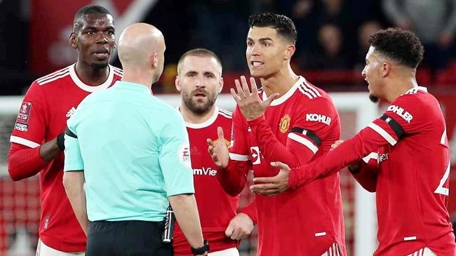 ronaldo angry to referee