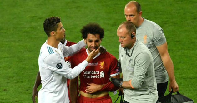 ronaldo consoles mohamed salah after his cl final injury
