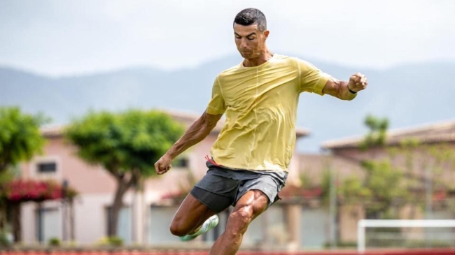 ronaldo shows off his remarkable physique 1