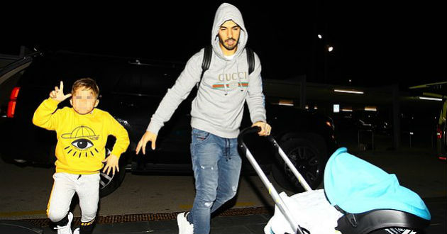 suarez pictured with his children at the barcelona airport
