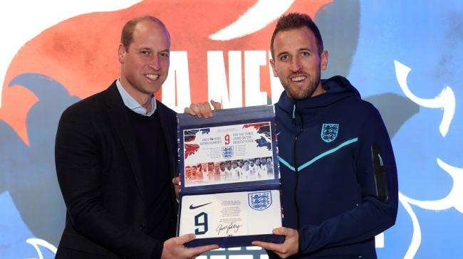 the prince of wales presents an england shirt to harry kane