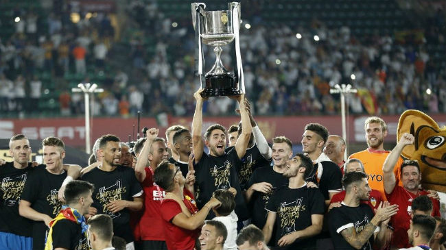 valencia celebrate with trophy