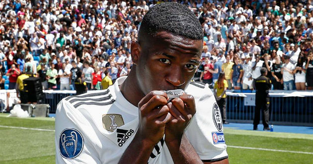 vinicius junior poses with real madrid t shirt