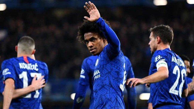 willian celebrates a goal