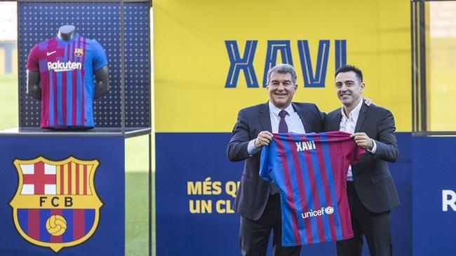 xavi with laporta