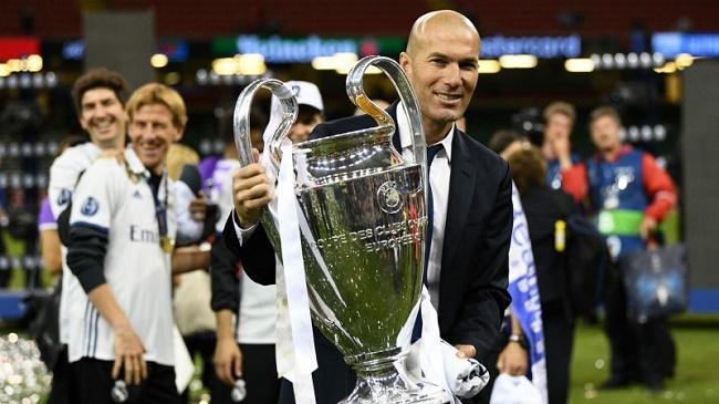 zidane holds the ucl trophy