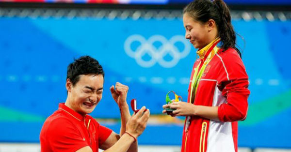 marriage proposal at olympic medal stage