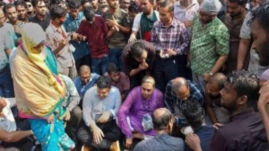 সংহতি জানিয়ে শিক্ষার্থীদের পাশে জবি উপাচার্য-কোষাধ্যক্ষ