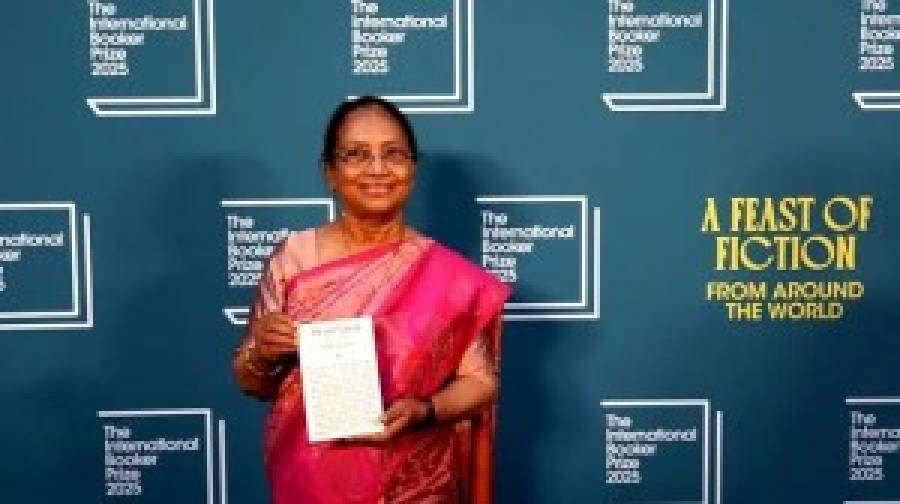 ইন্টারন্যাশনাল বুকার পুরস্কার পেলেন ভারতীয় লেখক বানু মুশতাক