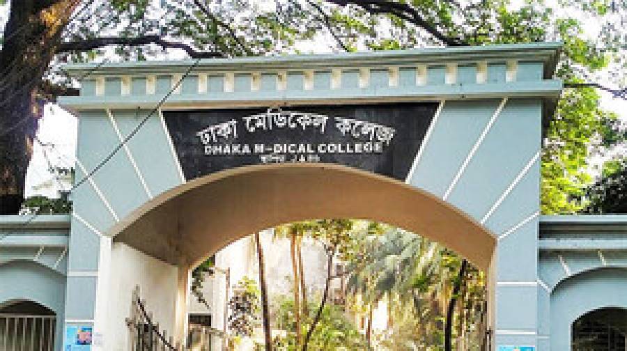 ঢাকা মেডিকেল কলেজ বন্ধ, শিক্ষার্থীদের হল ছাড়ার নির্দেশ