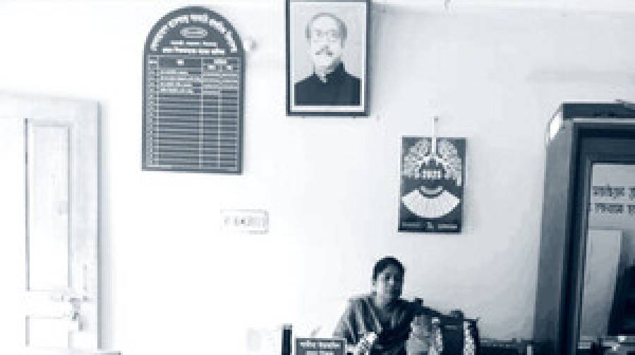 বঙ্গবন্ধুর ছবি নিয়ে বিতর্ক: পিরোজপুরে প্রধান শিক্ষিকা সাময়িক বরখাস্ত