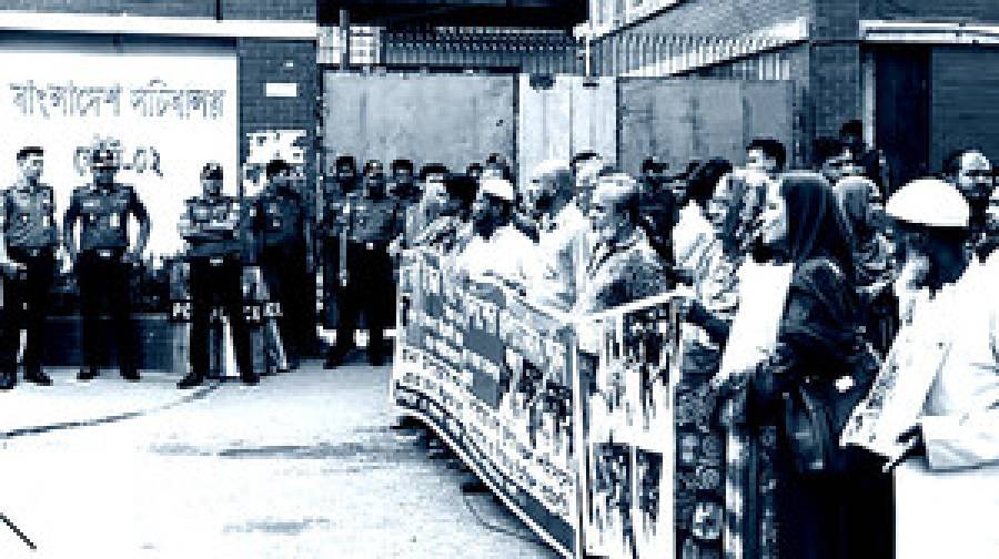 আল্টিমেটাম দিয়ে সচিবালয় ছাড়ল জুলাই শহীদদের পরিবার