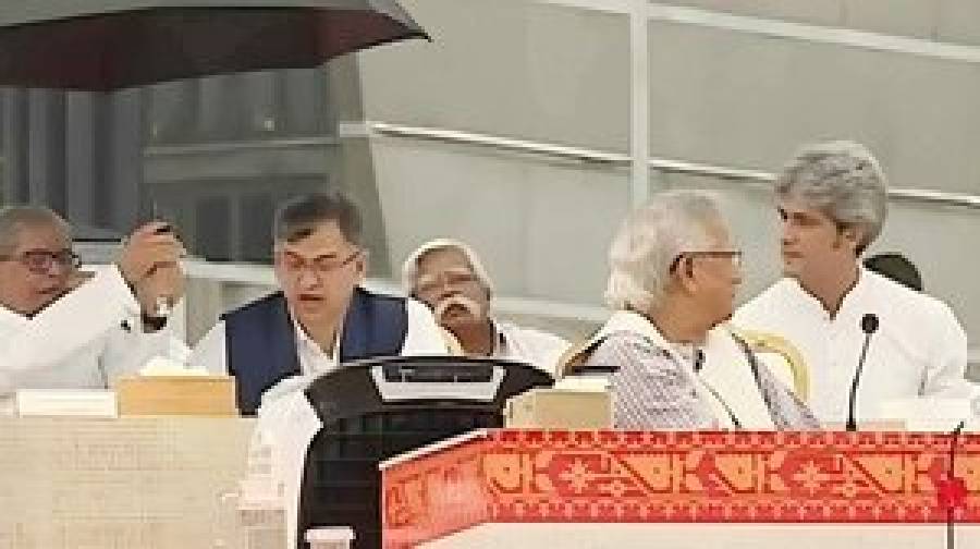 সালাহউদ্দিনের মাথায় ছাতা ধরে প্রশংসায় ভাসছেন ফখরুল