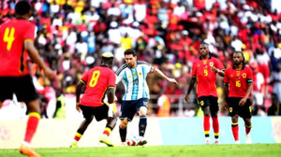 ঘাম ঝরানো জয়ে বছর শেষ করল মেসির আর্জেন্টিনা