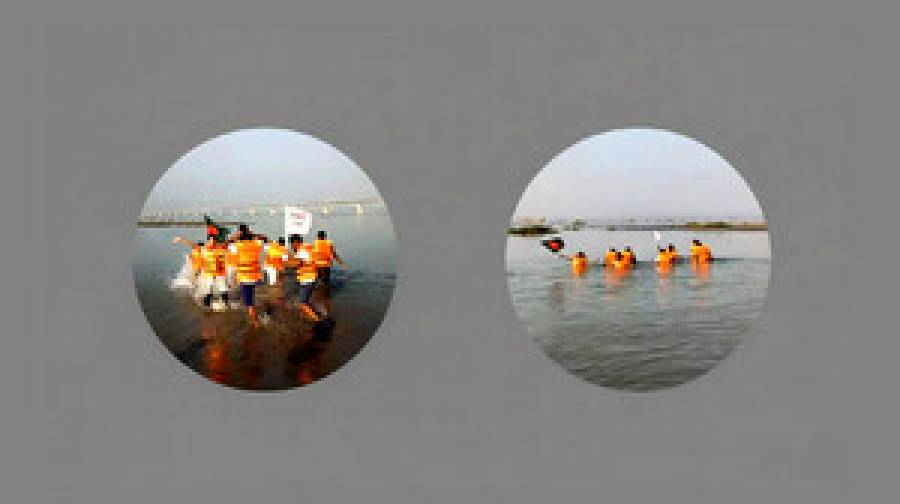 অভিনব প্রতিবাদ: সাঁতরে পদ্মা পাড়ি দিতে গিয়ে ২ যুবক হাসপাতালে