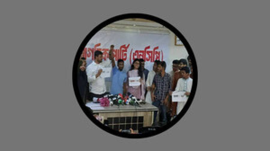 ঢাকা-৮ আসনে এনসিপির মনোনয়নপত্র নিলেন রিকশাচালক সুজন