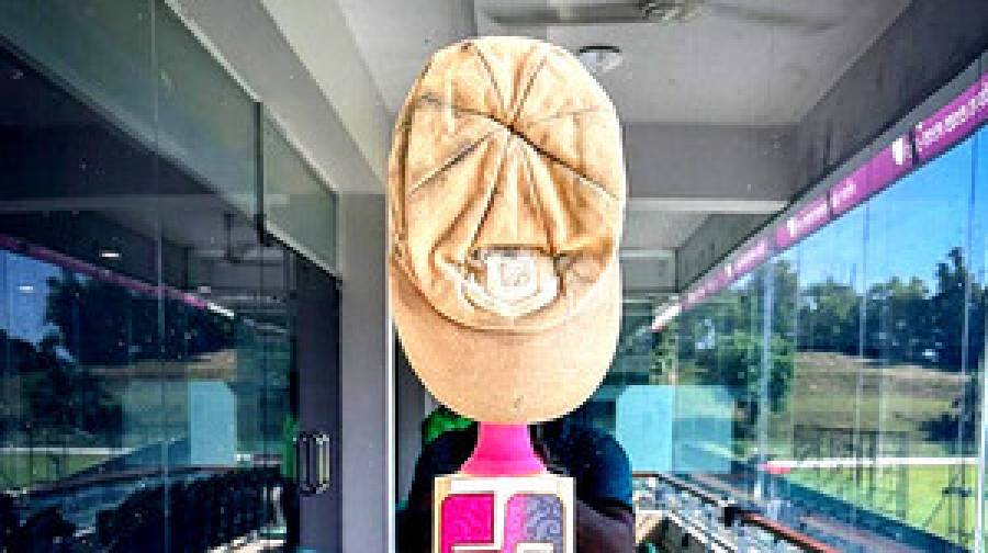 ‘আমৃত্যু রাখতে চাই’, জীর্ণ ক্যাপ আর প্রিয়জনদের স্মৃতিতে মুশফিকের শততম টেস্ট