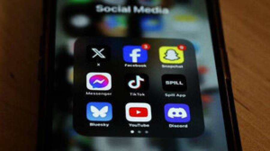 অস্ট্রেলিয়ার পথে মালয়েশিয়া, ১৬ বছরের নিচে নিষিদ্ধ হচ্ছে সামাজিক মাধ্যম