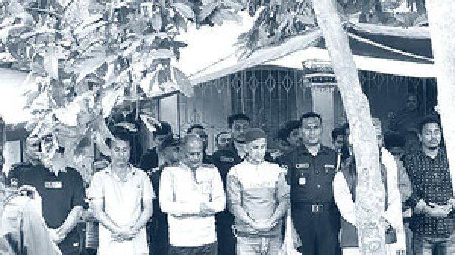 প্যারোলে মুক্তি পেয়েও কোমরে দড়ি, বাবার জানাজায় যুবদল নেতা