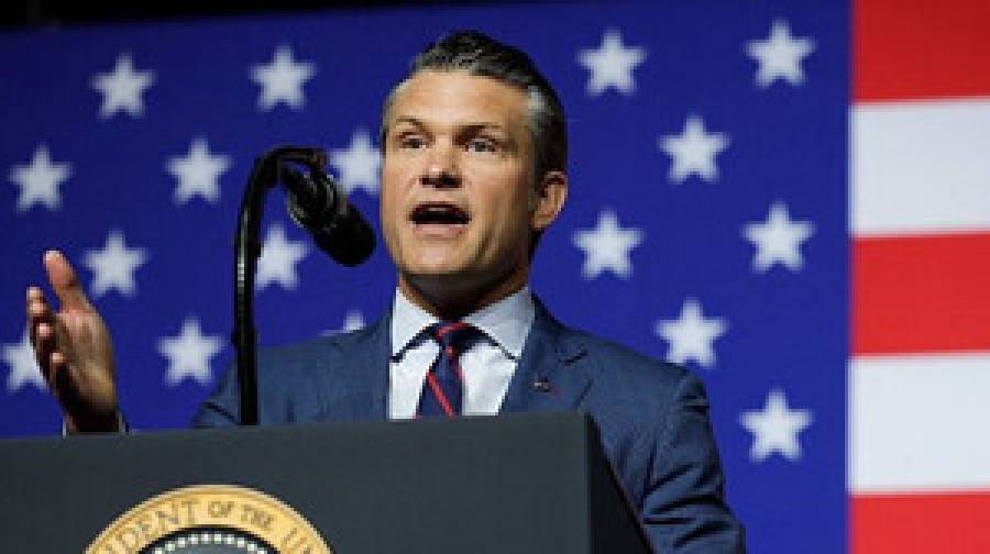 ক্যারিবীয় সাগরে হামলা: অ্যাডমিরালের পাশে মার্কিন প্রতিরক্ষামন্ত্রী