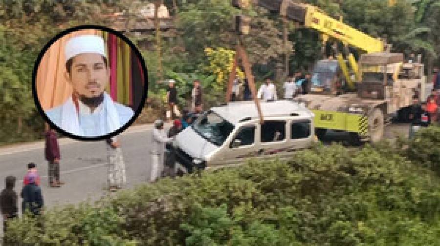 পুকুরে ডুবছিল গাড়ি, তরুণ ইমামের তৎপরতায় বাঁচল ৭ প্রাণ